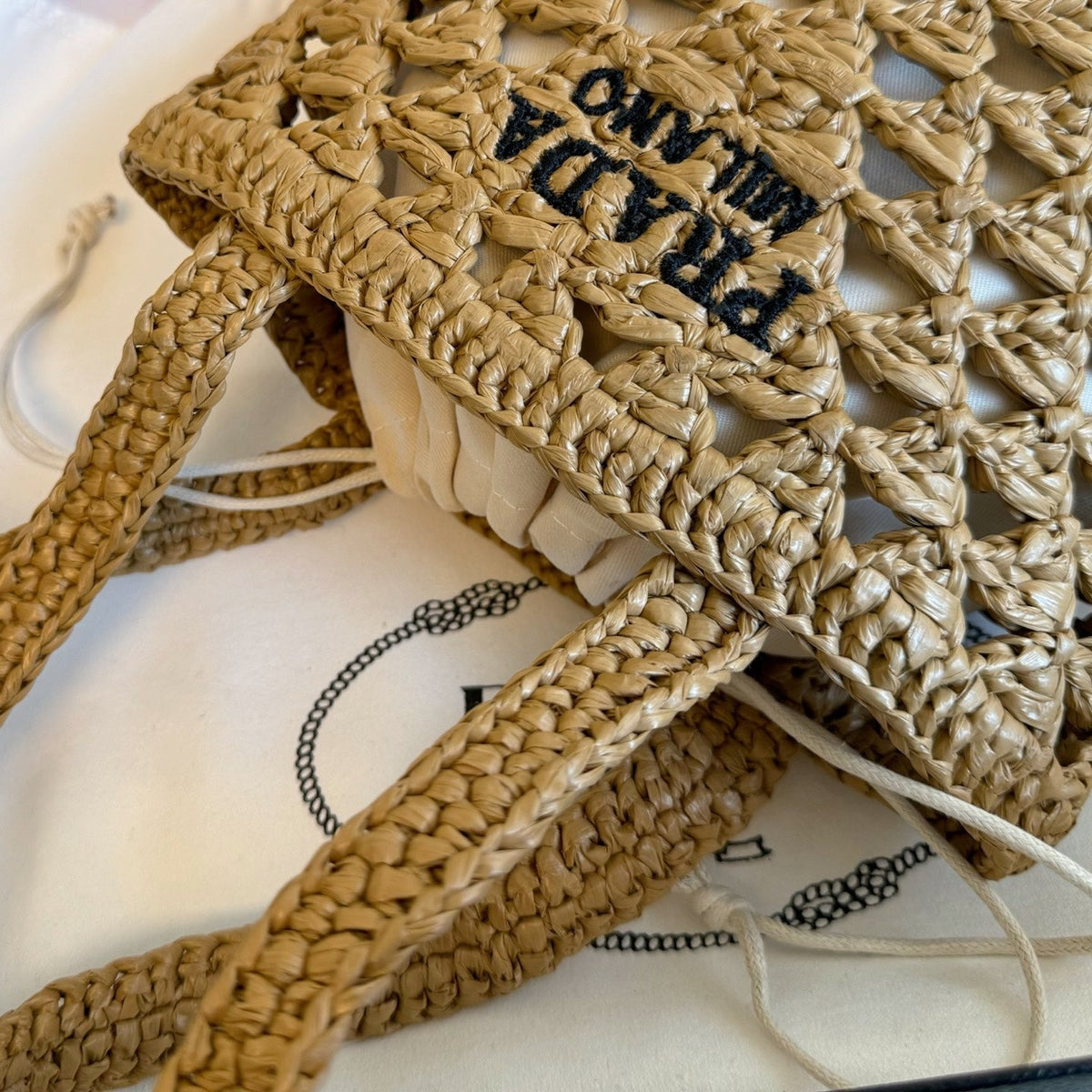 CROCHET BUCKET BAG 32 IN BROWN WOVEN RAFFIA EMBROIDED LOGO
